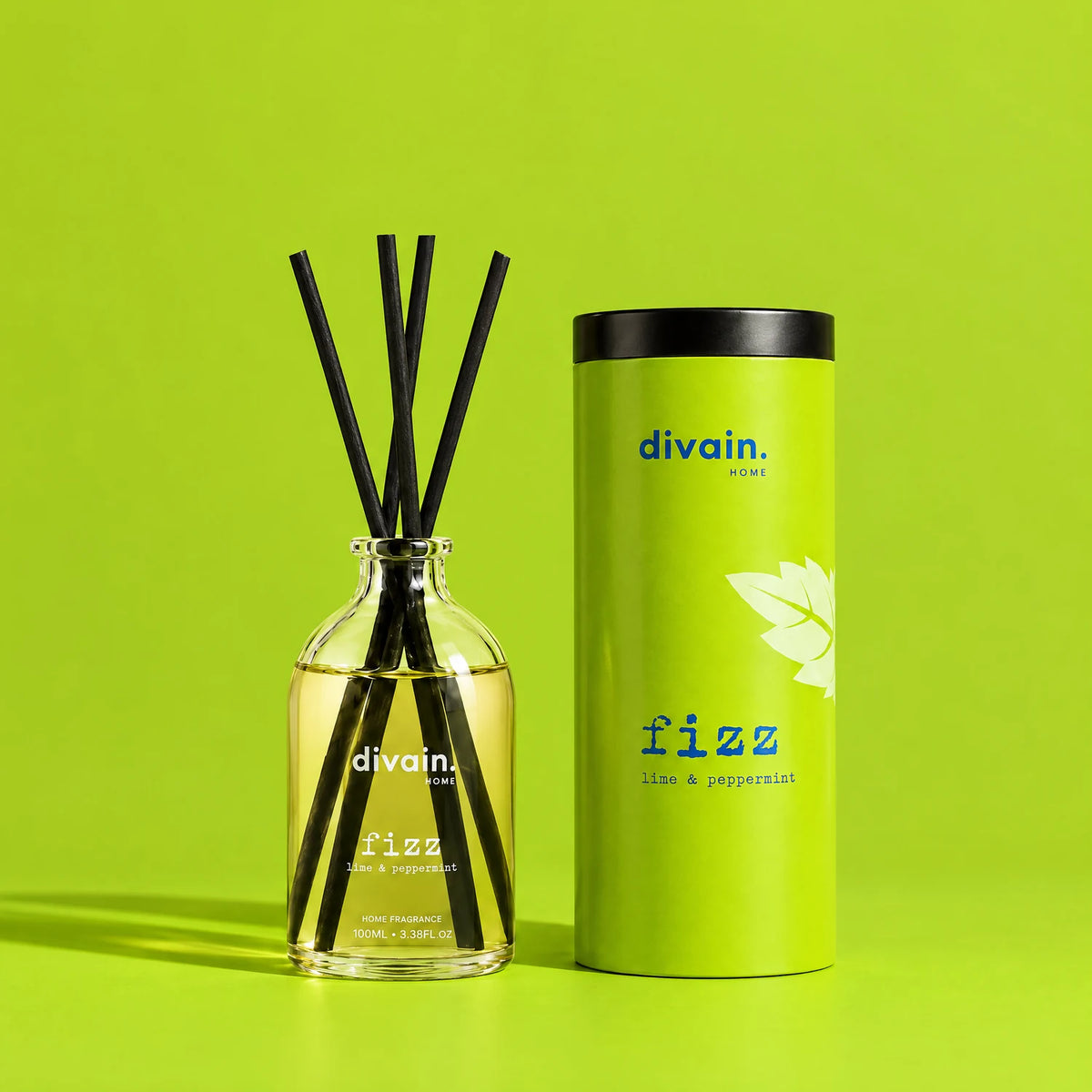 Ambientador mikado Fizz de divain. con su tubo sobre fondo verde lima