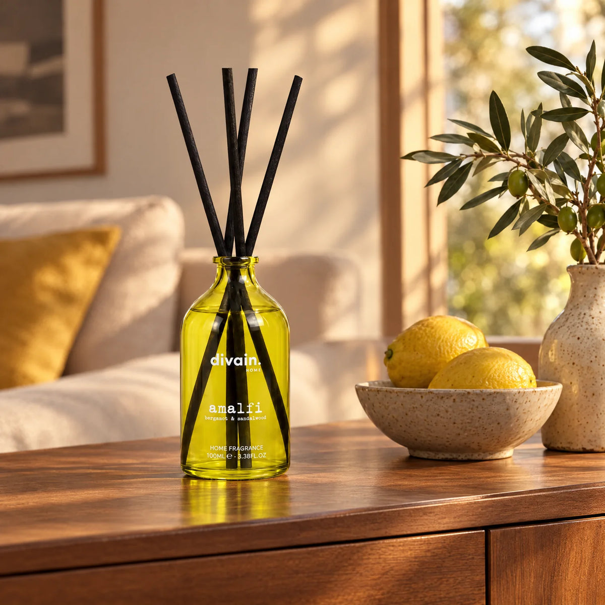 Mikado Amalfi de divain. en un aparador del salón con limones