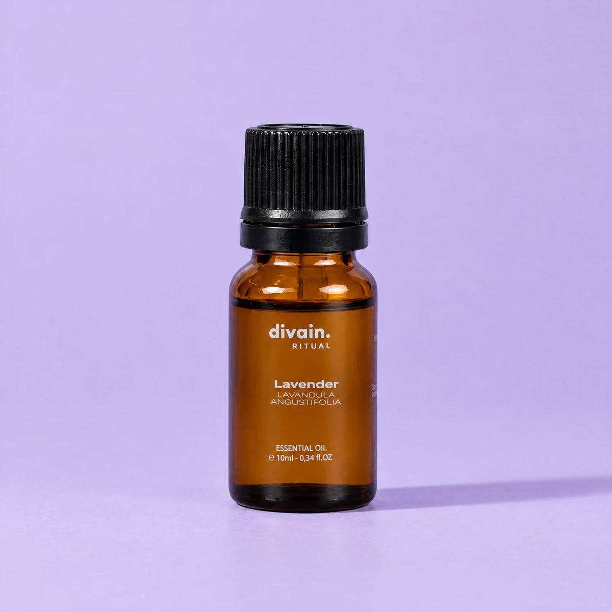 Aceite esencial de lavanda divain. RITUAL 10 ml sobre fondo lila