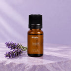 Aceite esencial de lavanda con ramitas de lavanda fresca