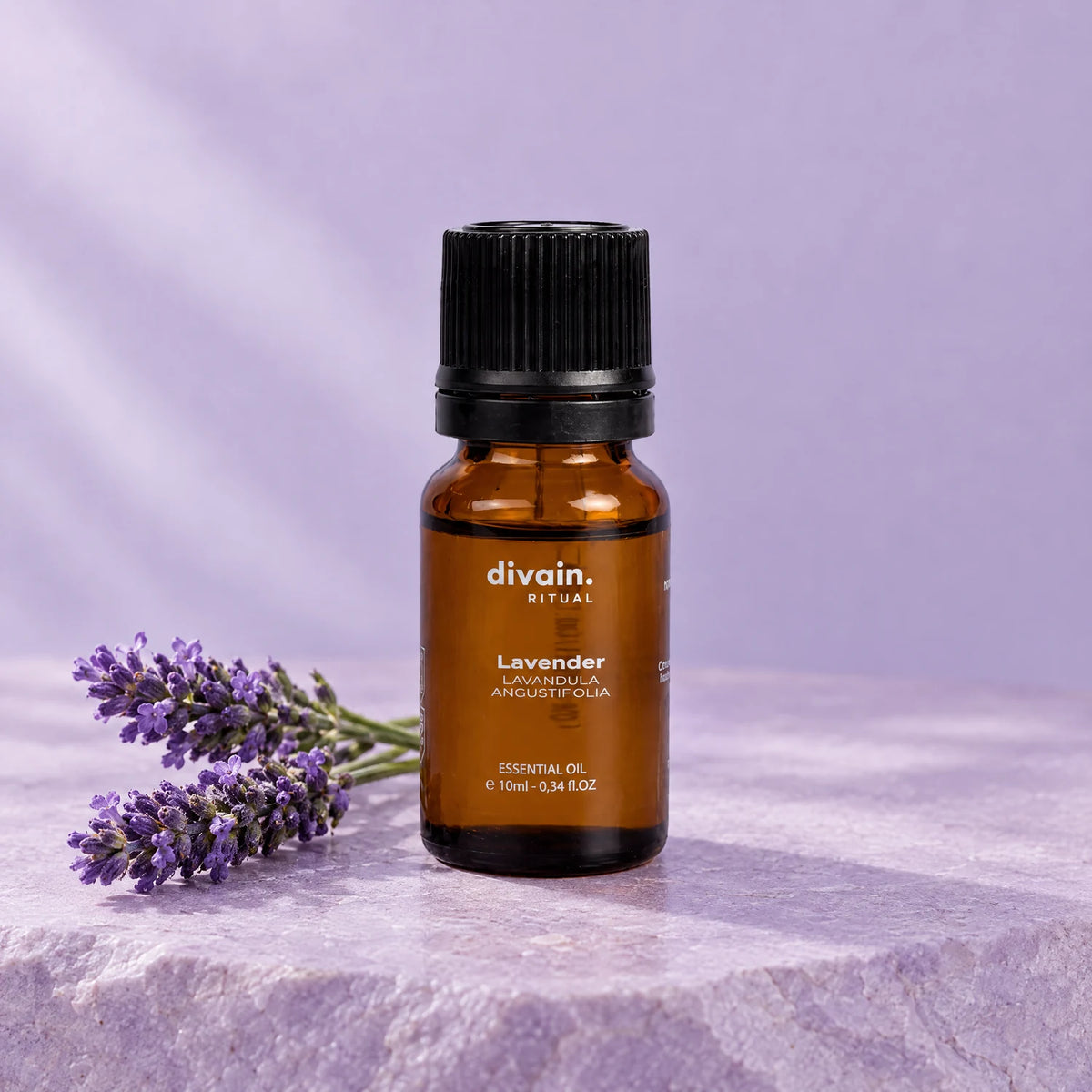 Aceite esencial de lavanda con ramitas de lavanda fresca