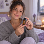 Mujer joven en su dormitorio con el aceite esencial de lavanda y un difusor