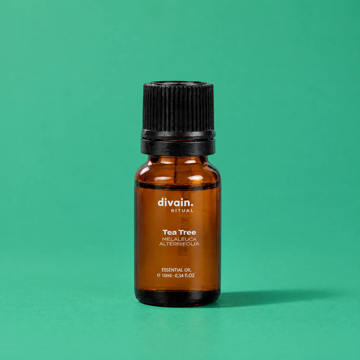 Aceite esencial de árbol de té divain. RITUAL 10 ml sobre fondo verde