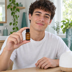 Chico joven en el baño con el aceite esencial de árbol de té