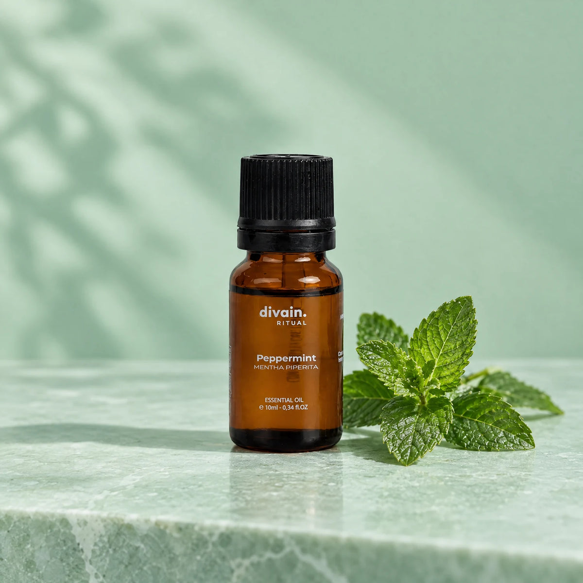 Aceite esencial de menta piperita con hojas de menta fresca