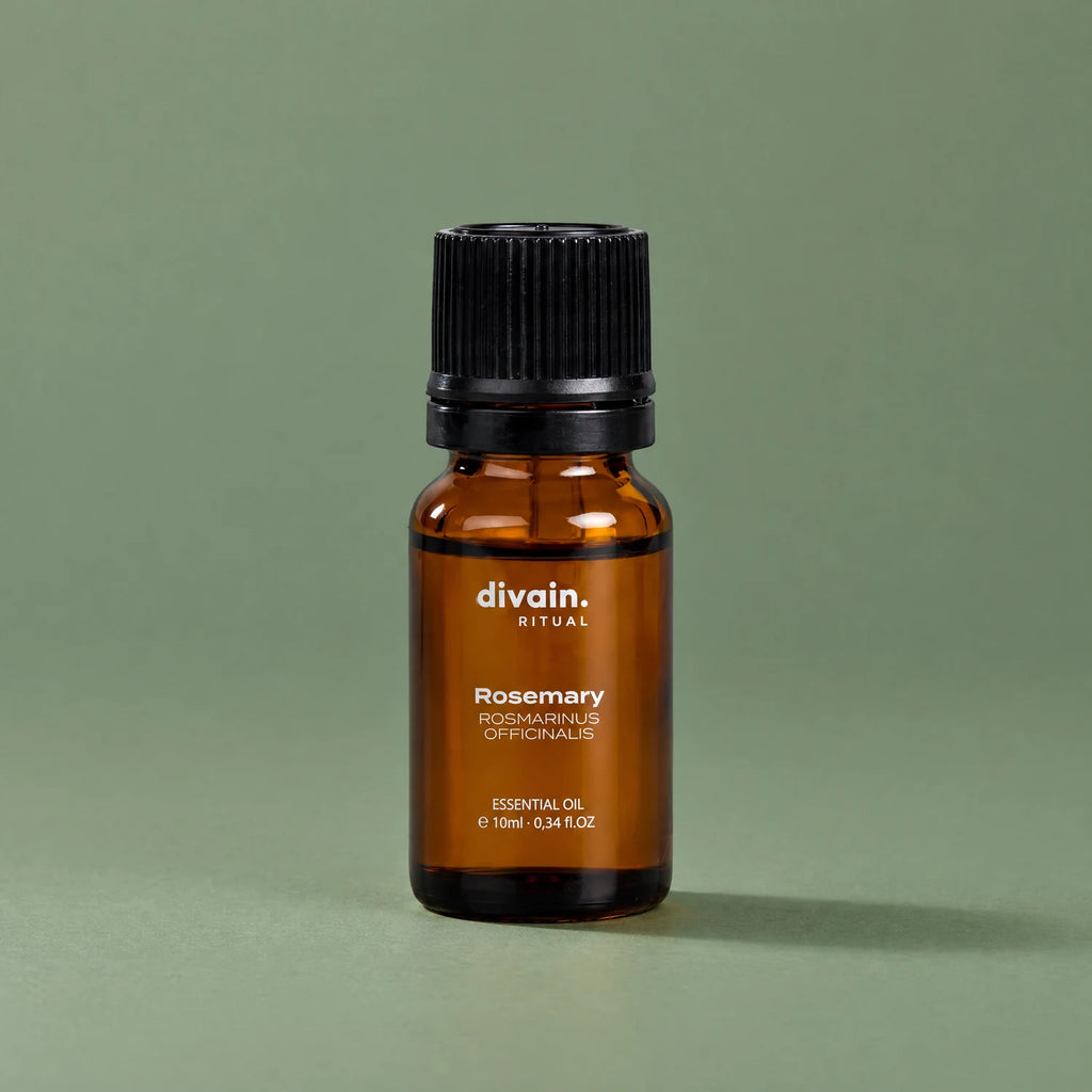 Aceite esencial de romero divain. RITUAL 10 ml sobre fondo verde salvia