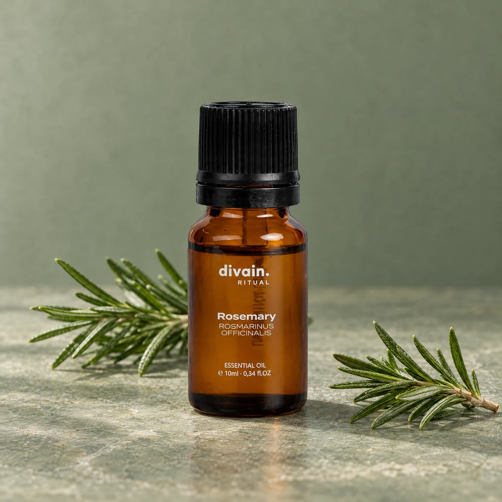 Aceite esencial de romero con ramitas de romero fresco