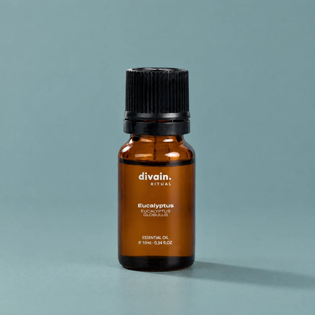 Aceite esencial de eucalipto divain. RITUAL 10 ml sobre fondo azul eucalipto