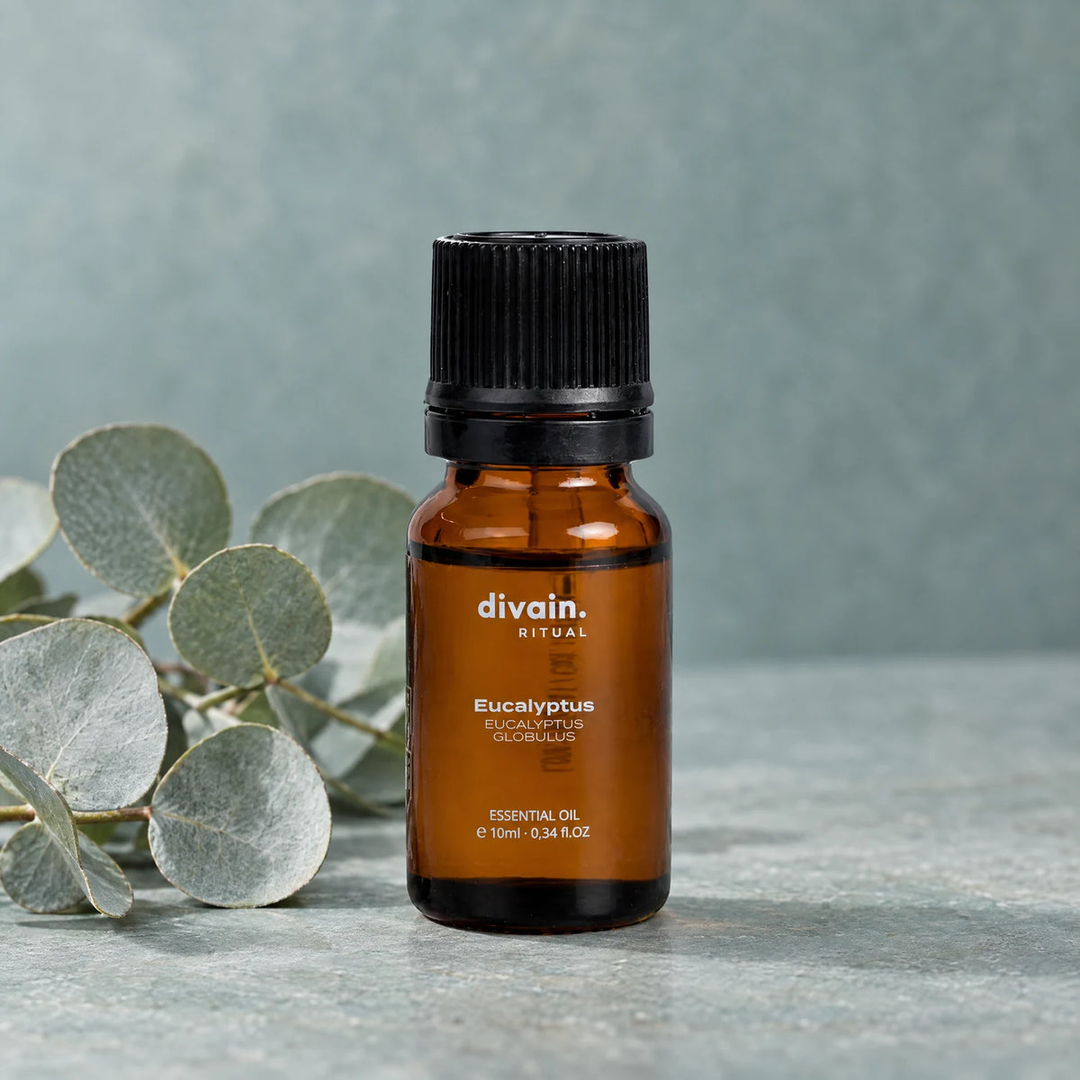 Aceite esencial de eucalipto con una rama de eucalipto