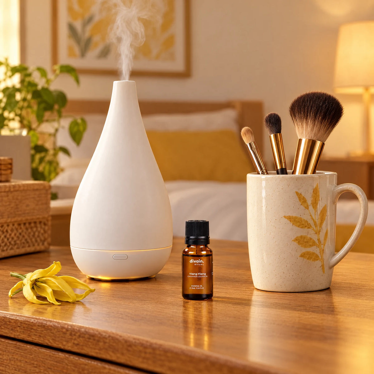 Aceite esencial de ylang ylang en el tocador junto a un difusor