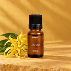 Aceite esencial de ylang ylang con flores de ylang ylang
