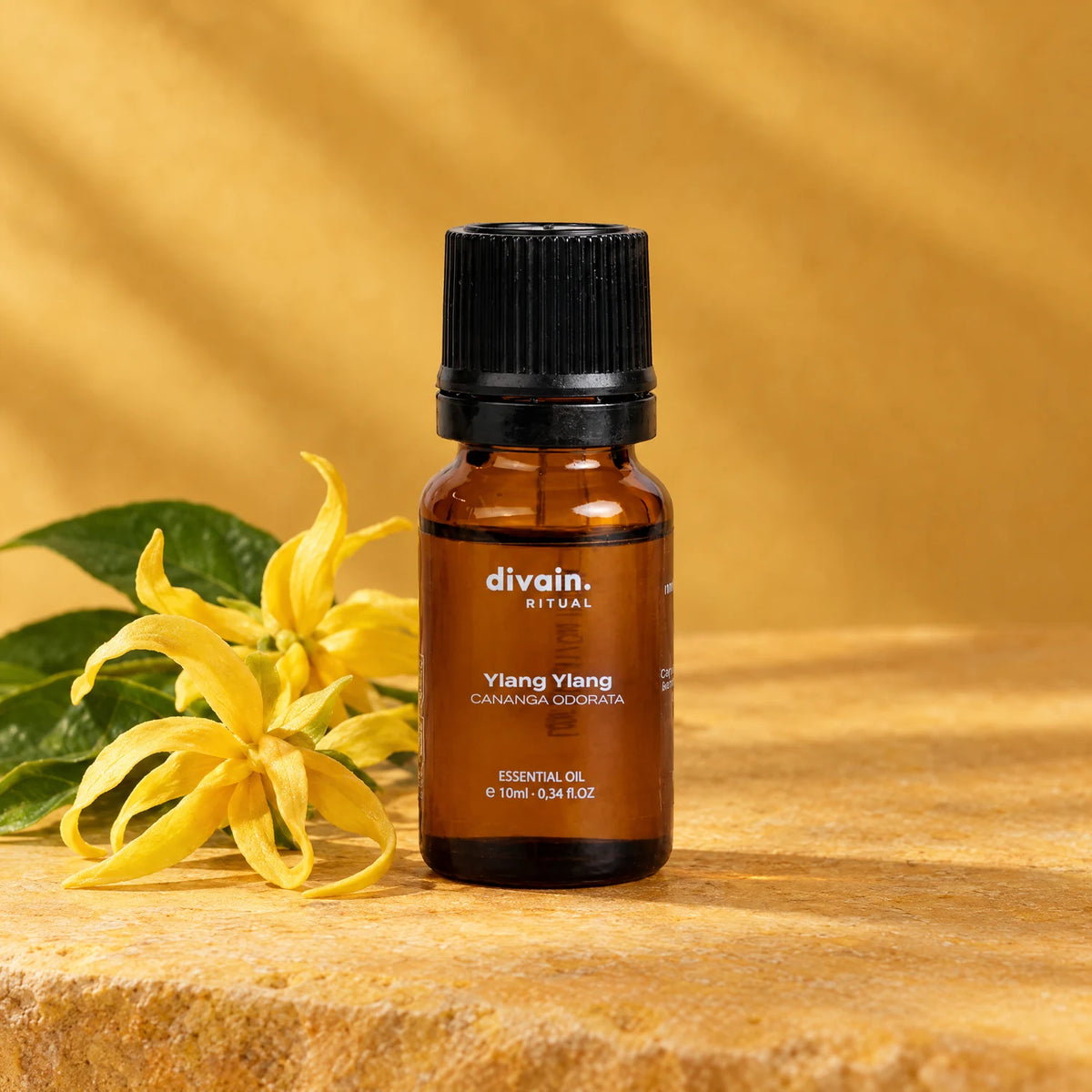 Aceite esencial de ylang ylang con flores de ylang ylang