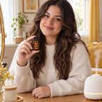 Mujer joven en su tocador con el aceite esencial de ylang ylang