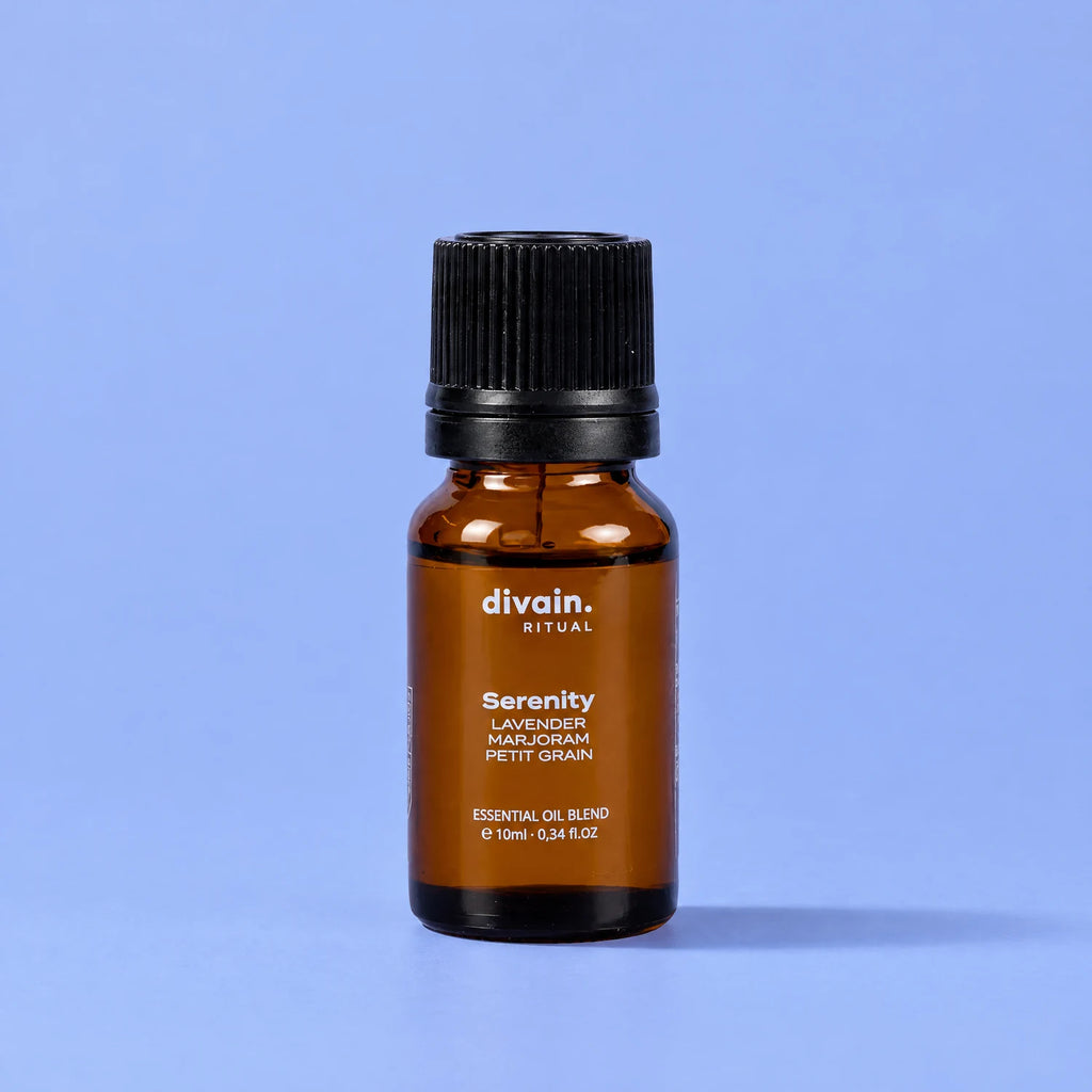 Mezcla de aceites esenciales Serenity divain. RITUAL 10 ml sobre fondo azul