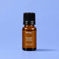 Mezcla de aceites esenciales Serenity divain. RITUAL 10 ml sobre fondo azul