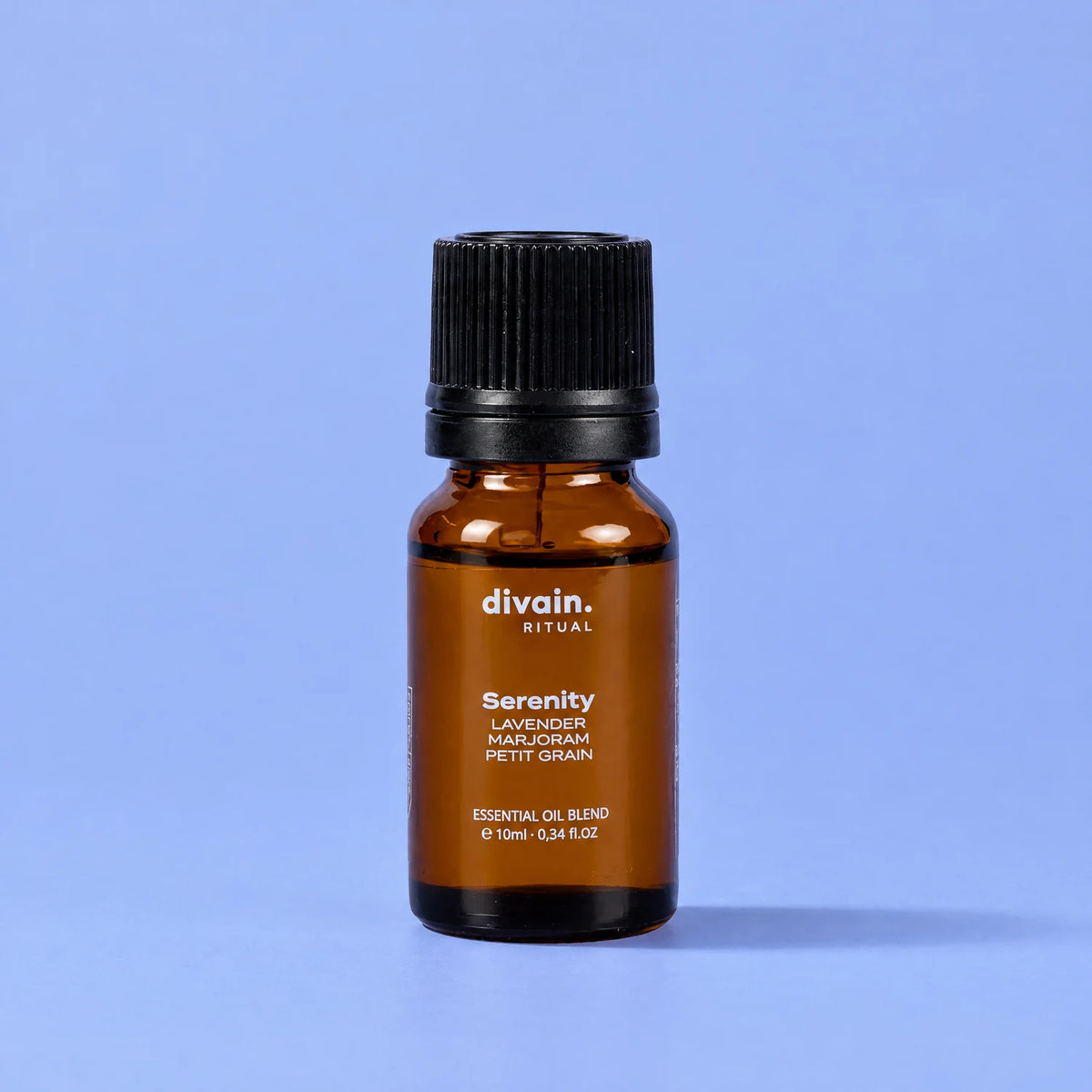 Mezcla de aceites esenciales Serenity divain. RITUAL 10 ml sobre fondo azul