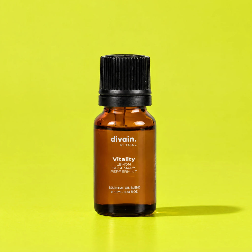Mezcla de aceites esenciales Vitality divain. RITUAL 10 ml sobre fondo lima