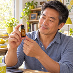 Hombre de 50 años en su despacho con la mezcla Vitality
