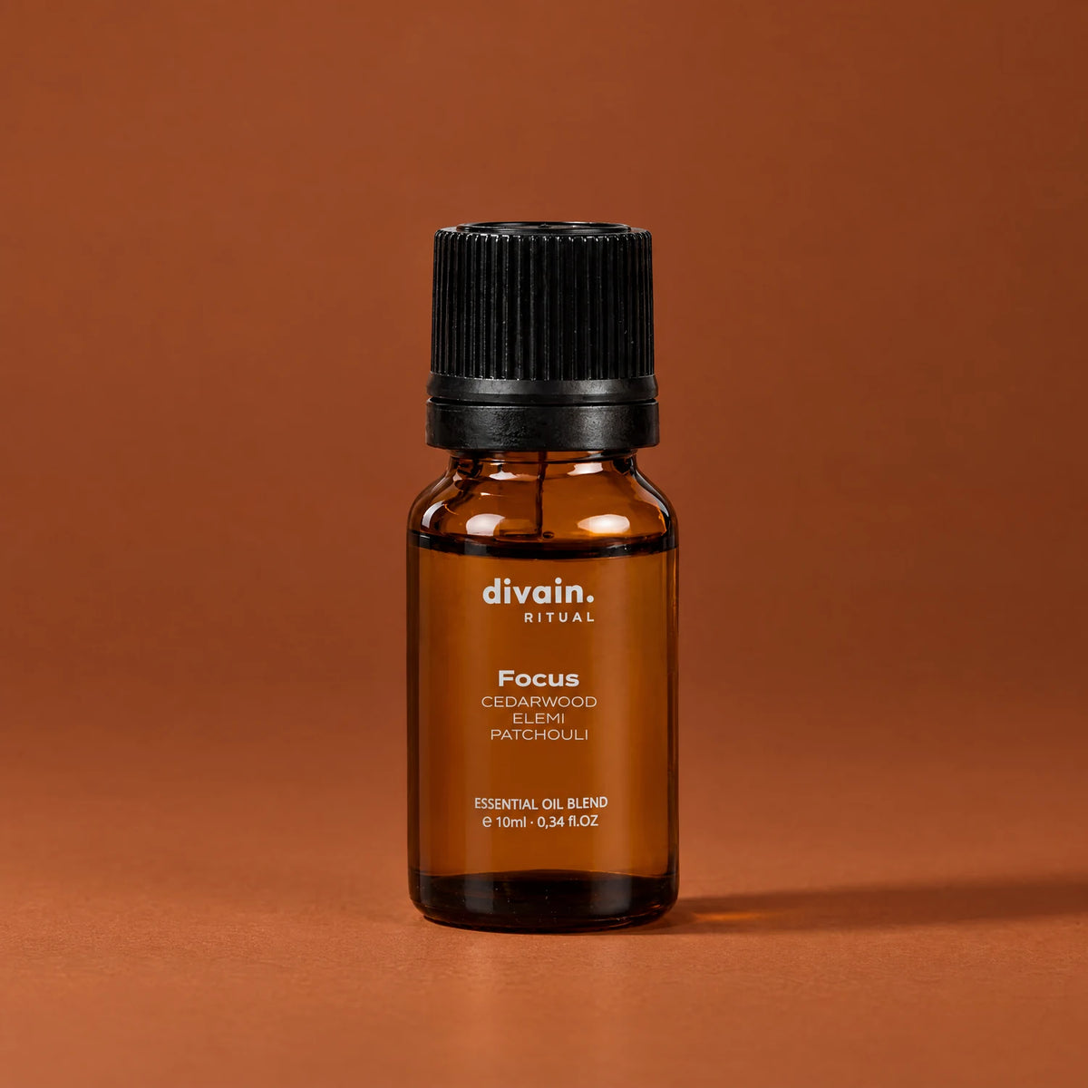 Mezcla de aceites esenciales Focus divain. RITUAL 10 ml sobre fondo terracota