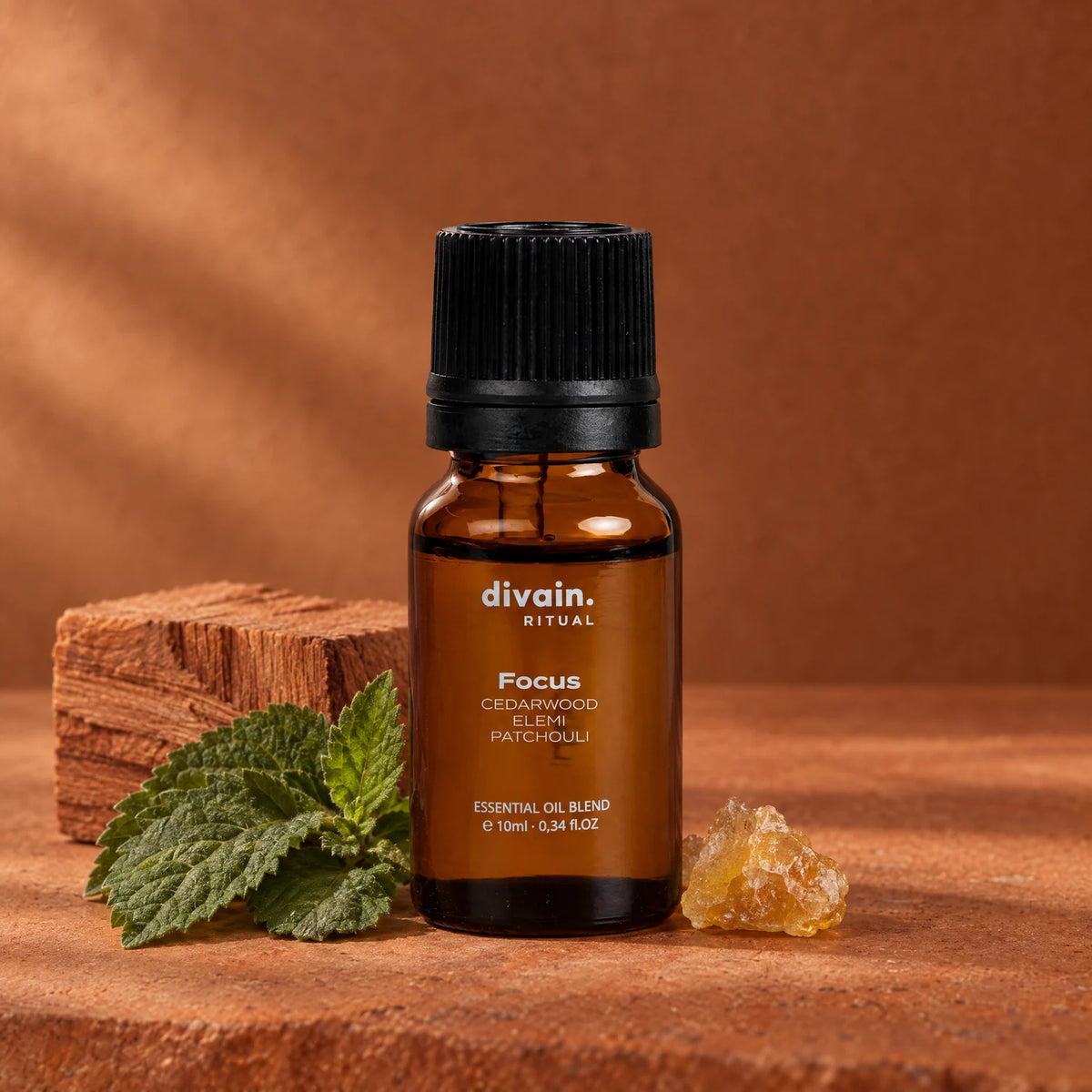 Focus con madera de cedro, hojas de pachulí y resina de elemi