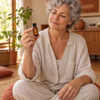 Mujer de 60 años en un cojín de meditación con Focus
