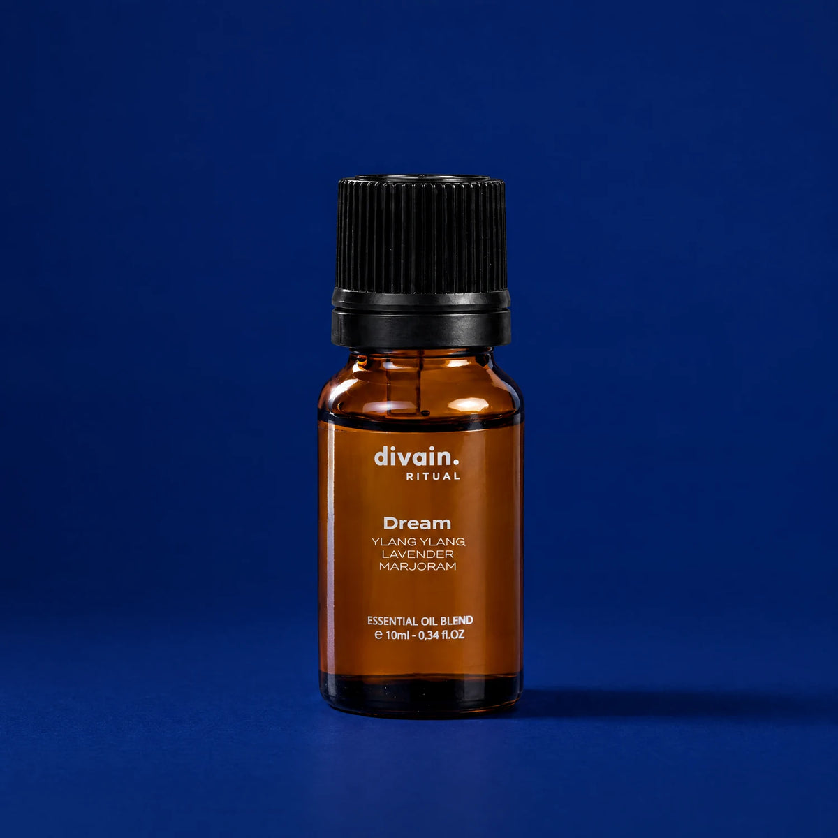 Mezcla de aceites esenciales Dream divain. RITUAL 10 ml sobre fondo azul noche
