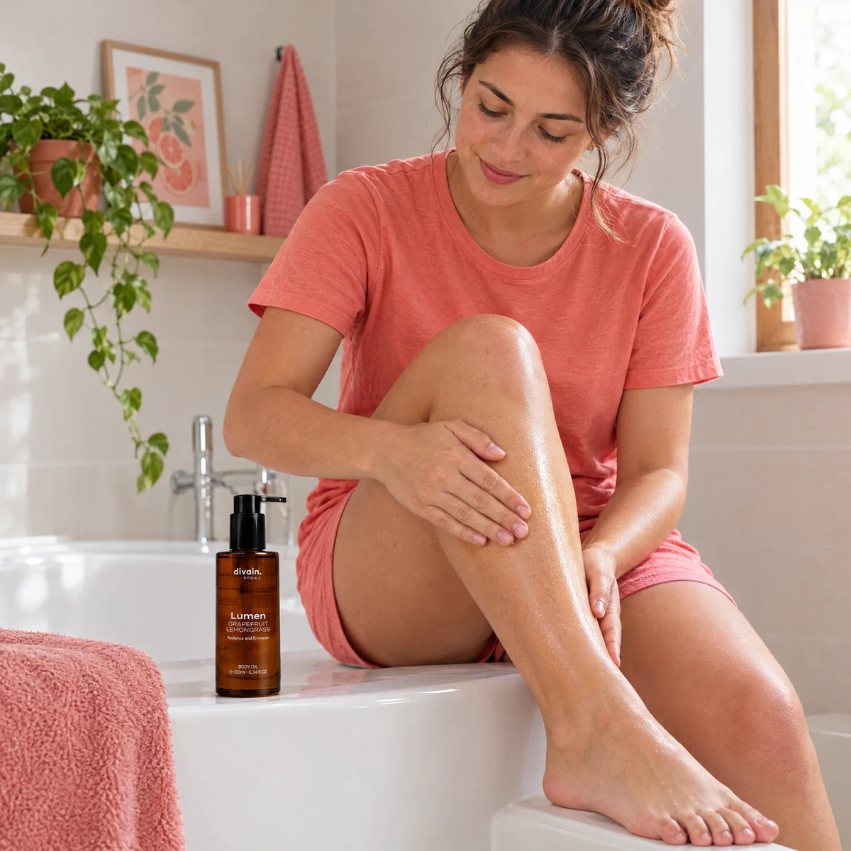 Mujer masajeando la pierna con movimientos ascendentes con Lumen Body Oil