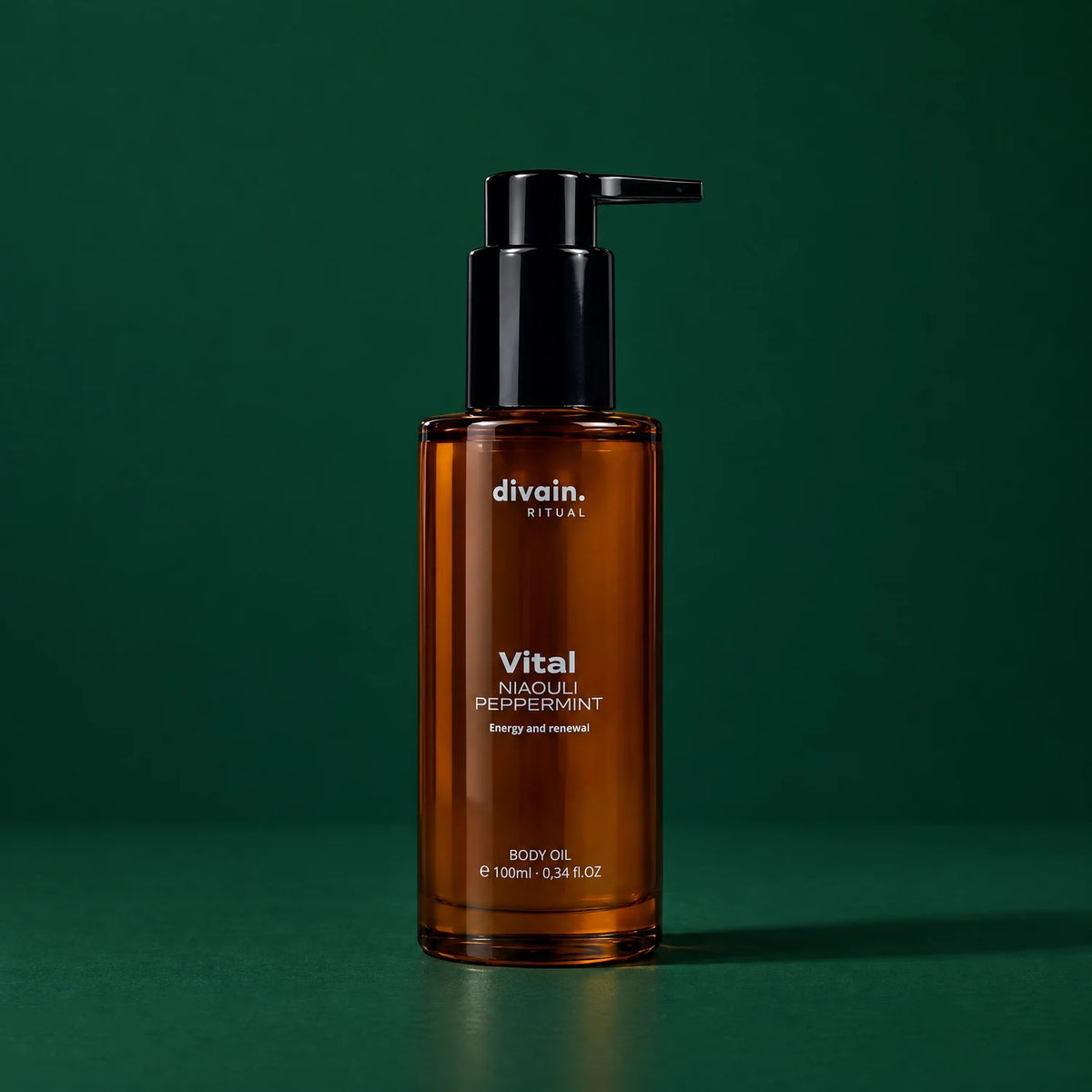 Vital Body Oil divain. RITUAL 100 ml sobre fondo verde pino