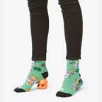 Calcetines puestos sobre una lata aplastada de plástico simulando unos tacones