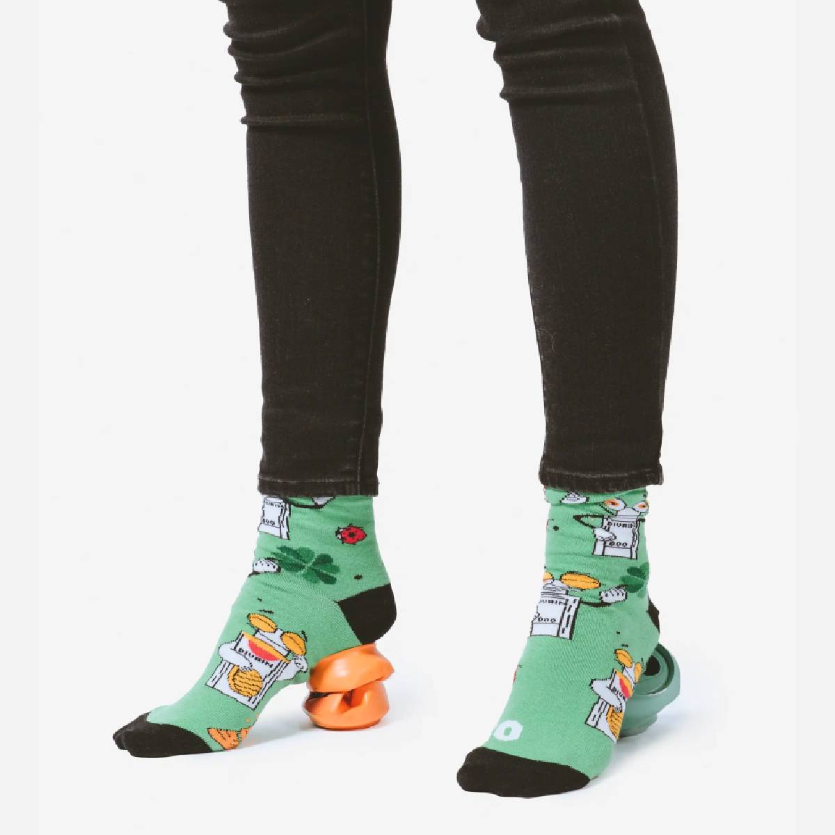 Calcetines puestos sobre una lata aplastada de plástico simulando unos tacones