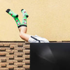 Caja negra y dentro una modelo sacando las piernas por encima y viendose los calcetines