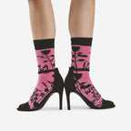 Calcetines puestos sobre unos tacones de aguja negros