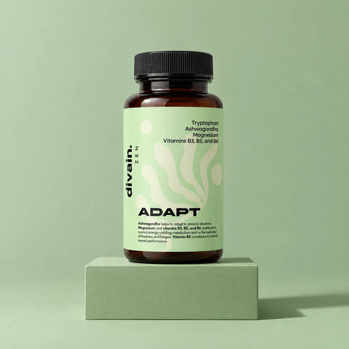 ADAPT divain. ZEN, complemento de magnesio, ashwagandha y triptófano sobre fondo verde salvia