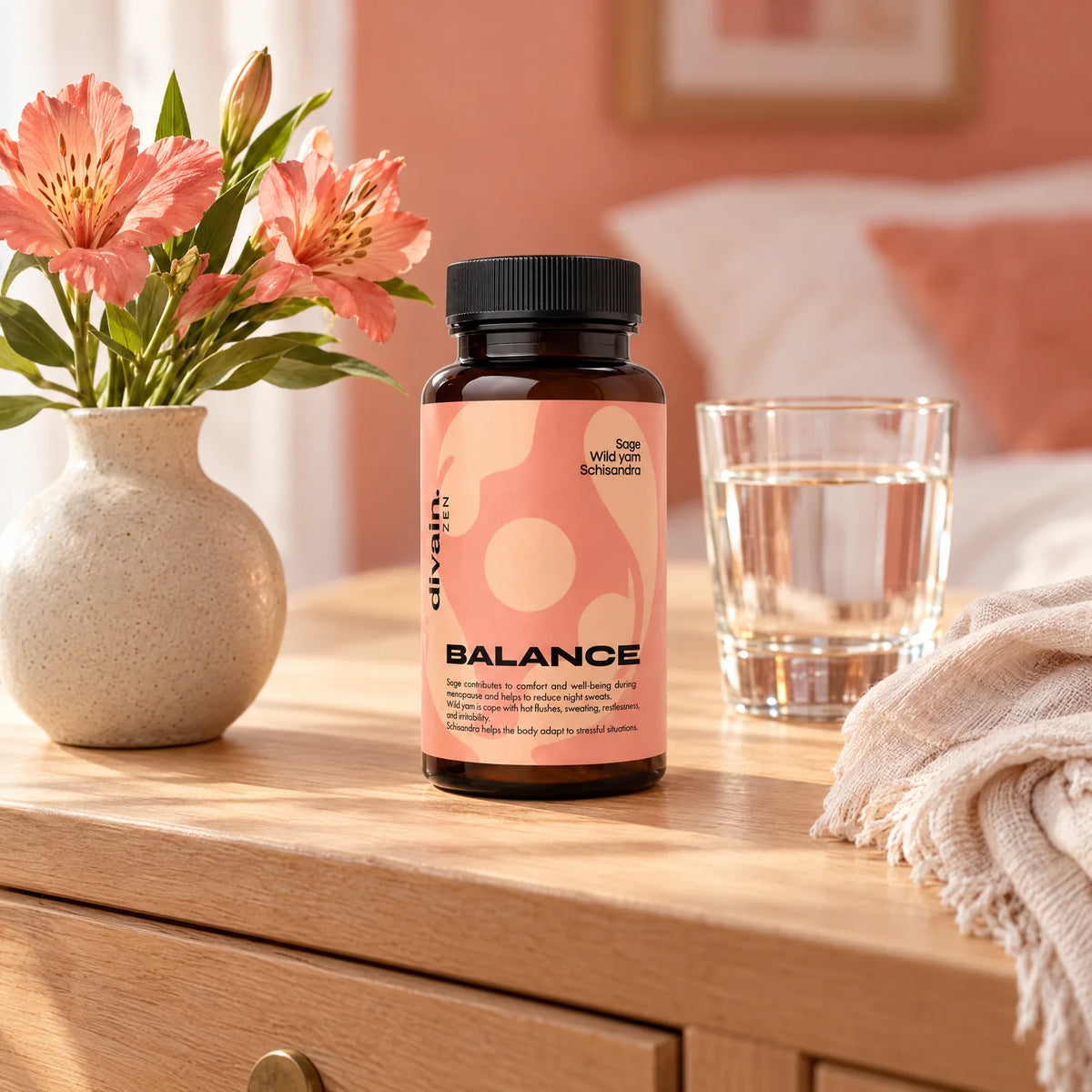 BALANCE en la cómoda del dormitorio junto a flores y un vaso de agua