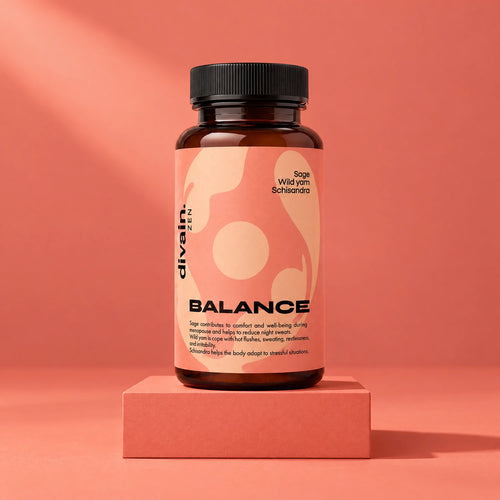 BALANCE divain. ZEN, complemento con salvia, yam silvestre y schisandra sobre fondo coral