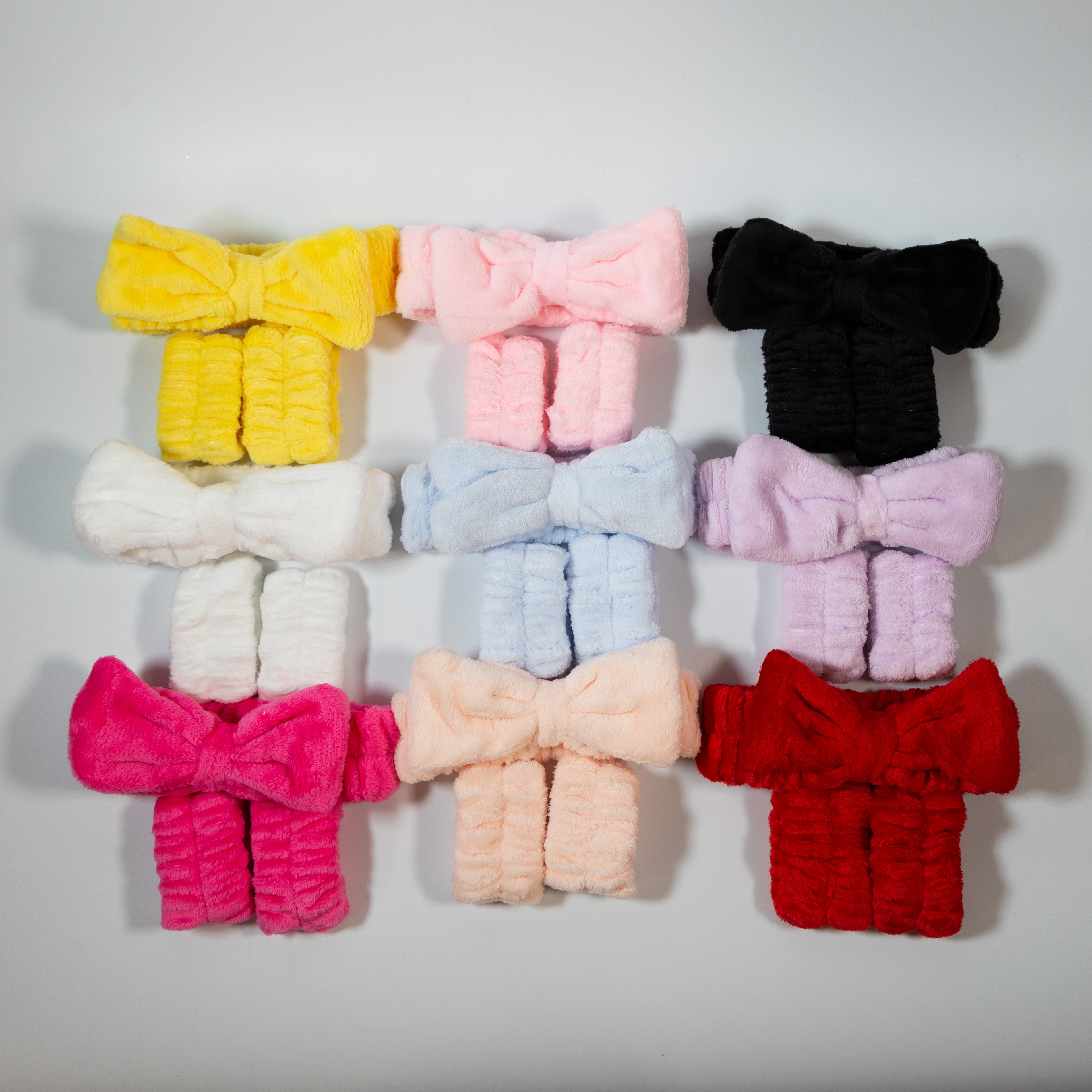 Conjunto de diadema y pulsera en varios colores de divain Care.