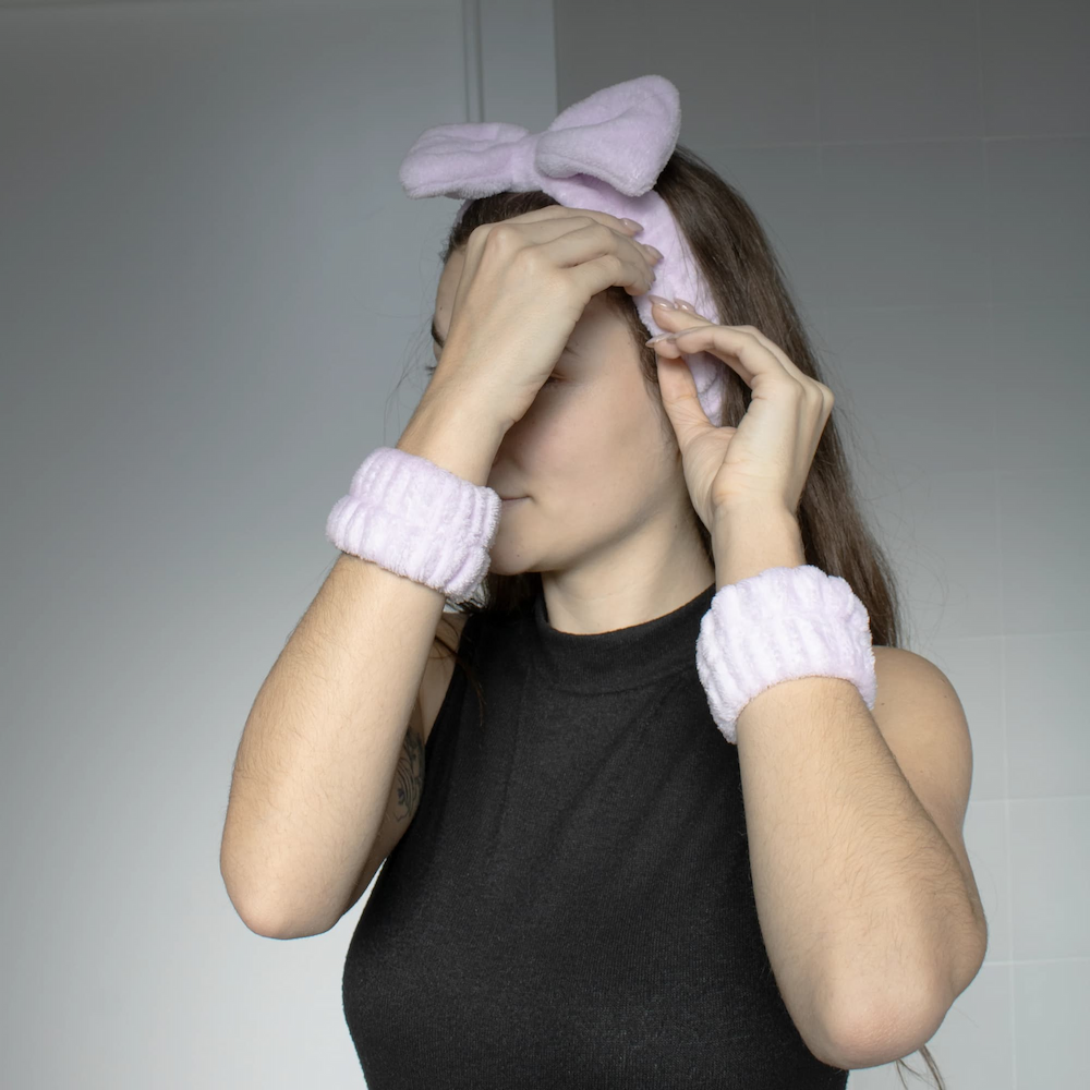 Modelo usando la diadema y las muñequeras