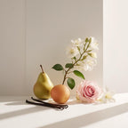 Dátiles, limón y mirra representando las notas olfativas del perfume.