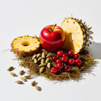 Notas olfativas del perfume con piña jugosa, manzana crujiente, bayas rojas y un toque especiado de cardamomo.