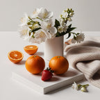 Jazmín, ámbar y madera representando las notas olfativas del perfume.