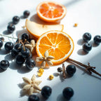 Flor de azahar del naranjo, praliné y grosellas negras representando las notas olfativas del perfume.