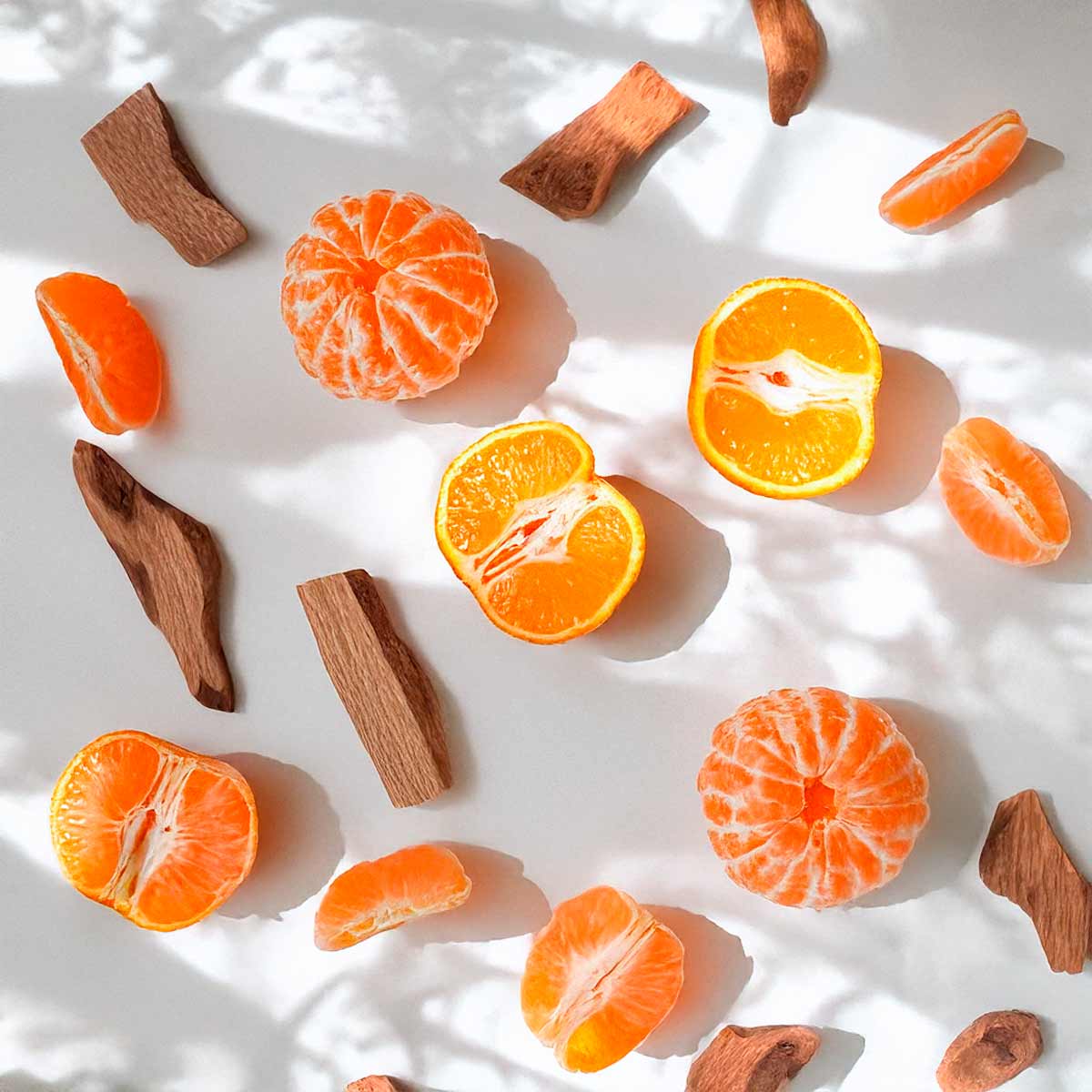 Notas olfativas cítricas y amaderadas con mandarina fresca y madera