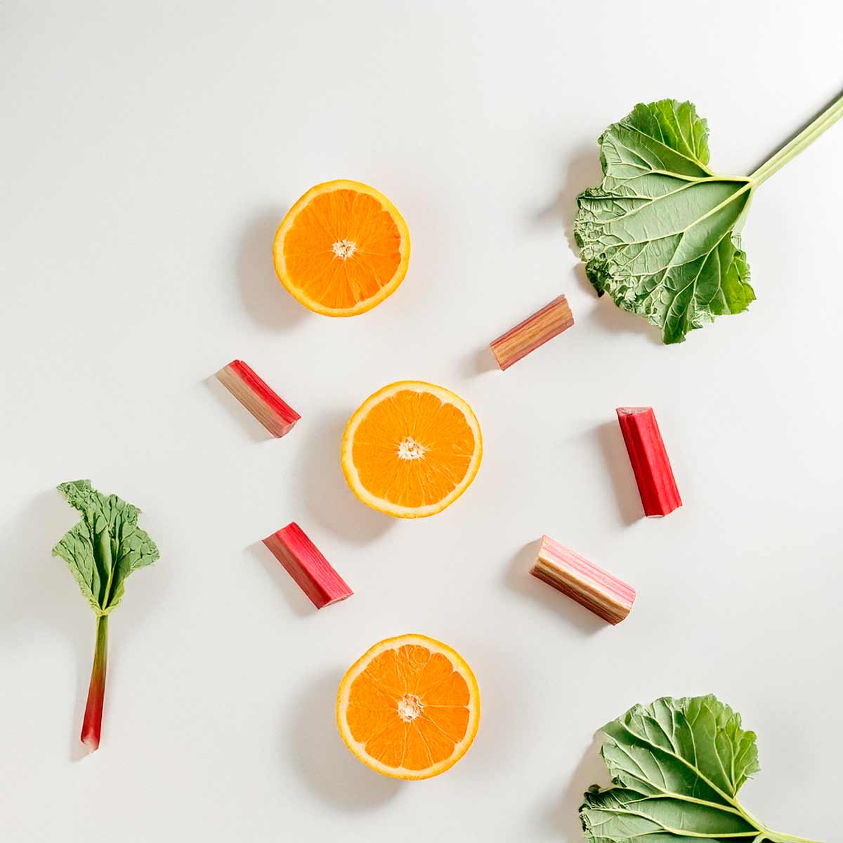 Notas olfativas cítricas y verdes con naranja, ruibarbo y hojas frescas