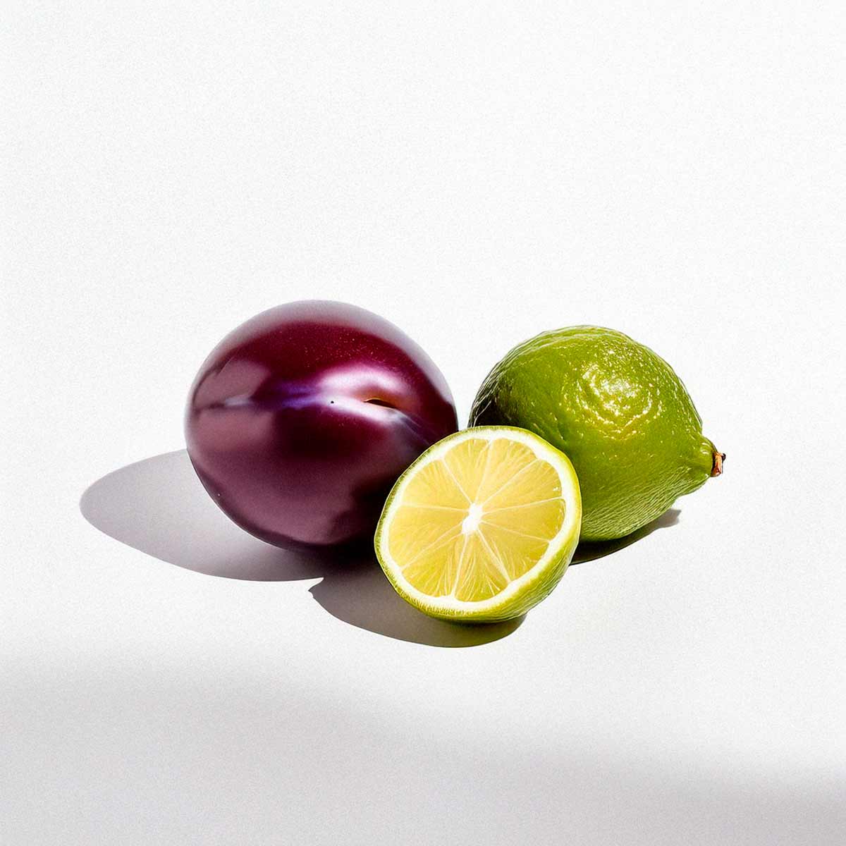 Notas olfativas frutales y cítricas con ciruela y lima fresca