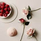 Combinación de notas dulces y florales con frambuesas, rosas y azúcar