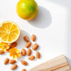 Limón, almendra y cedro representando las notas olfativas del perfume.