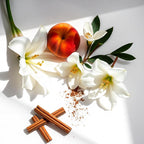 Notas olfativas de perfume con lirios blancos, melocotón y canela en rama