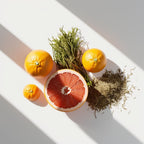 Pomelo, salvia y musgo representando las notas olfativas del perfume.