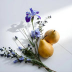 Pera y lavanda representando las notas olfativas del perfume.