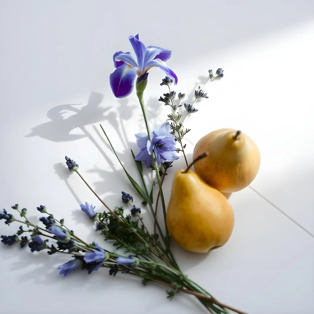 Pera y lavanda representando las notas olfativas del perfume.
